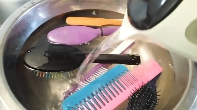 Soak the combs in vinegar